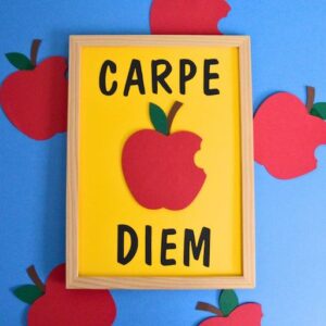 Affiche de décoration murale artisanale représentant une pomme croquée avec le texte Carpe diem