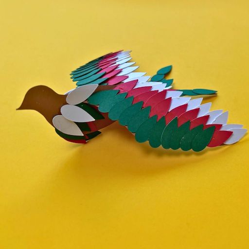 Oiseau en papier 3D DIY réalisé grâce au collage de plumes