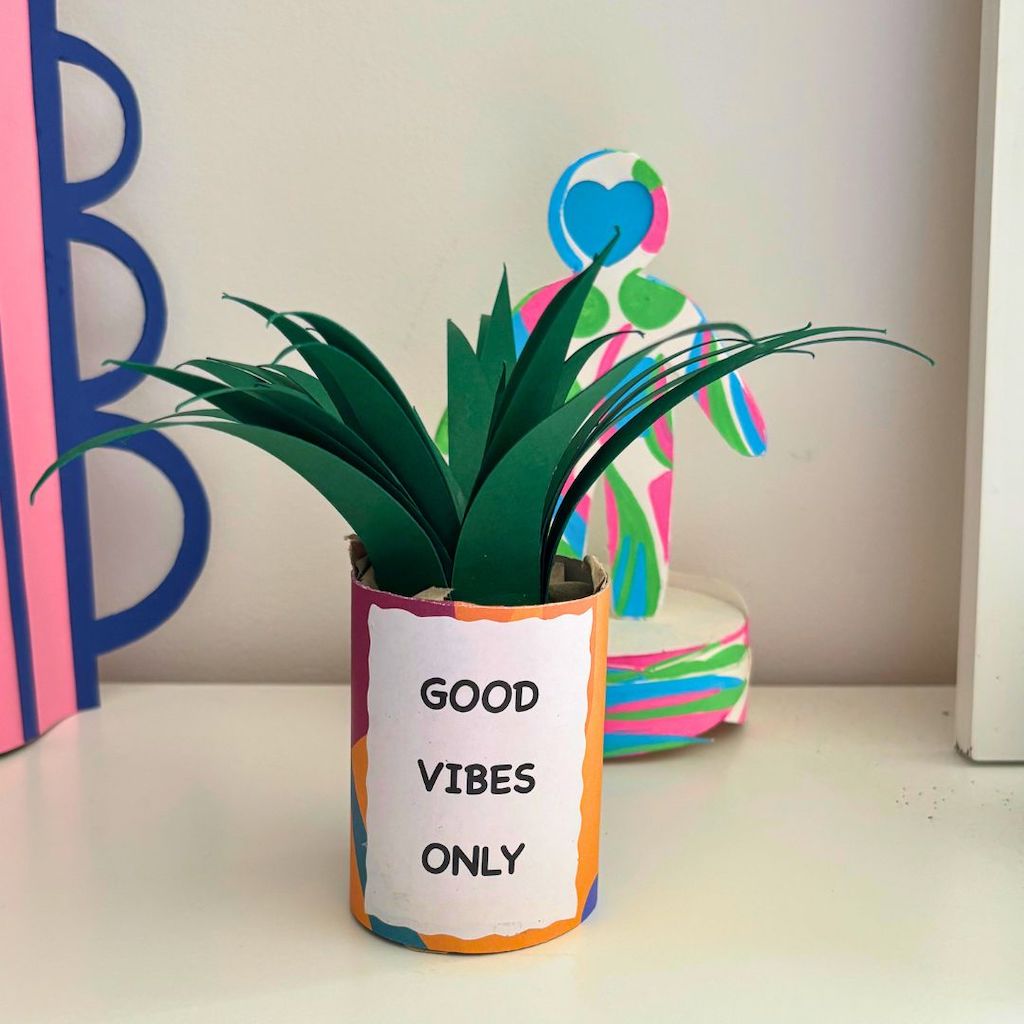 Idée de cadeau pour une maîtresse DIY sous forme d'un pot avec une plante en papier