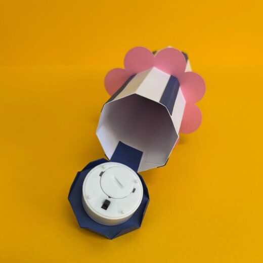 Système d'ouverture pour insérer la bougie LED dans le bougeoir en papier