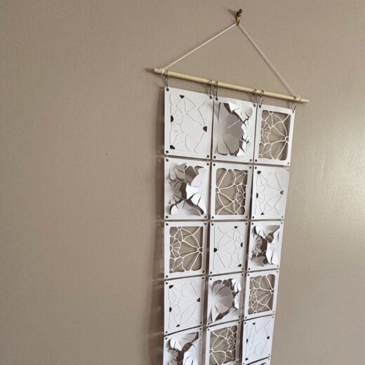 Décoration murale en papier faite de panneaux de fleurs abstraites