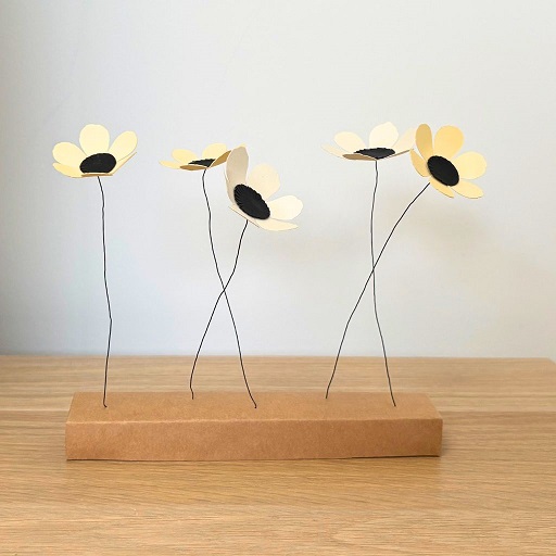 Jardin flottant de fleurs en papier