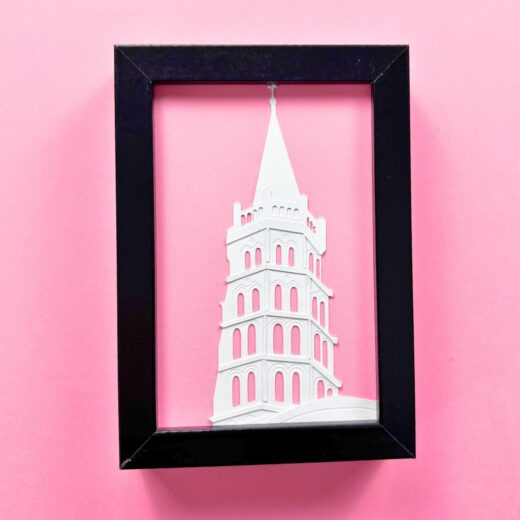 Kit créatif en papier découpé permettant de créer une vue de la tour de la basilique saint-Sernin