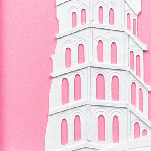 Détails de la tour de la basilique saint-Sernin créée par superposition de couches de papier blanc sur un fond rose vif.