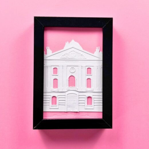 Kit créatif en papier découpé permettant de créer une vue de la façade du Capitole