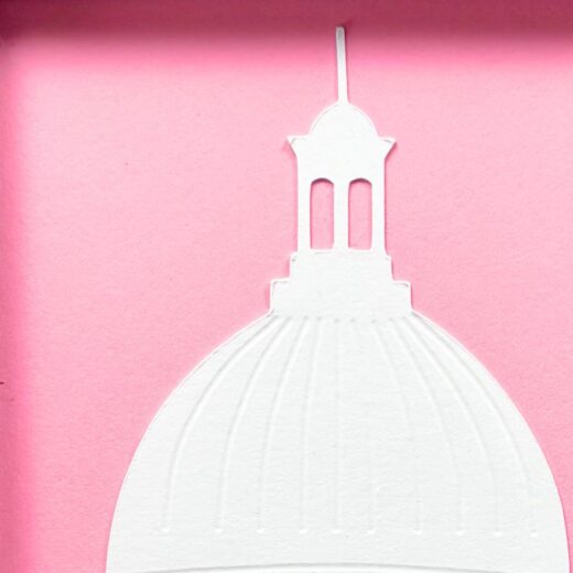 Détails du dôme de la Grave créé par superposition de couches de papier blanc sur un fond rose vif.