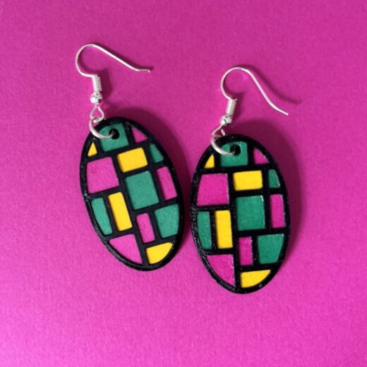 Boucles d'oreille colorées en papier à faire soi-même avec un style mosaïque