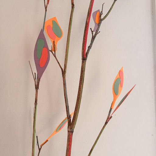 Branche d'arbre décorée avec des des feuilles colorées pour un DIY d'automne