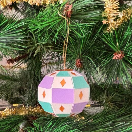 Boule de Noël en papier pour une déco de Noël en papier